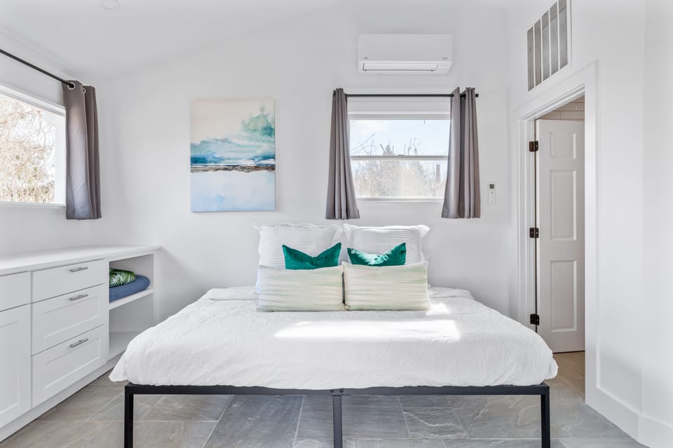 Poolhouse has mini fridge, sink, air-conditioning and ensuite bathroom