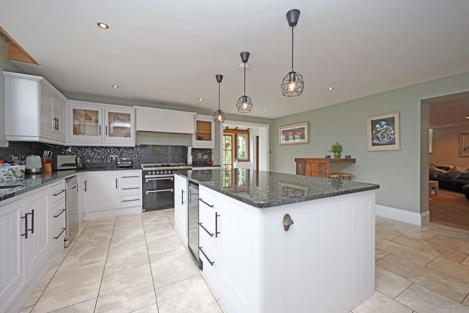 Kitchen/Breakfast Bar/Large Island