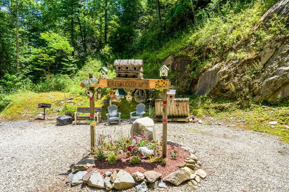 Outdoor flower garden - Welcome to Creekwood