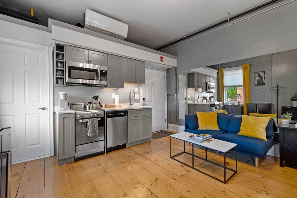 Full kitchen complete w/cooking utensils, keurig with coffee,tea & bottled water