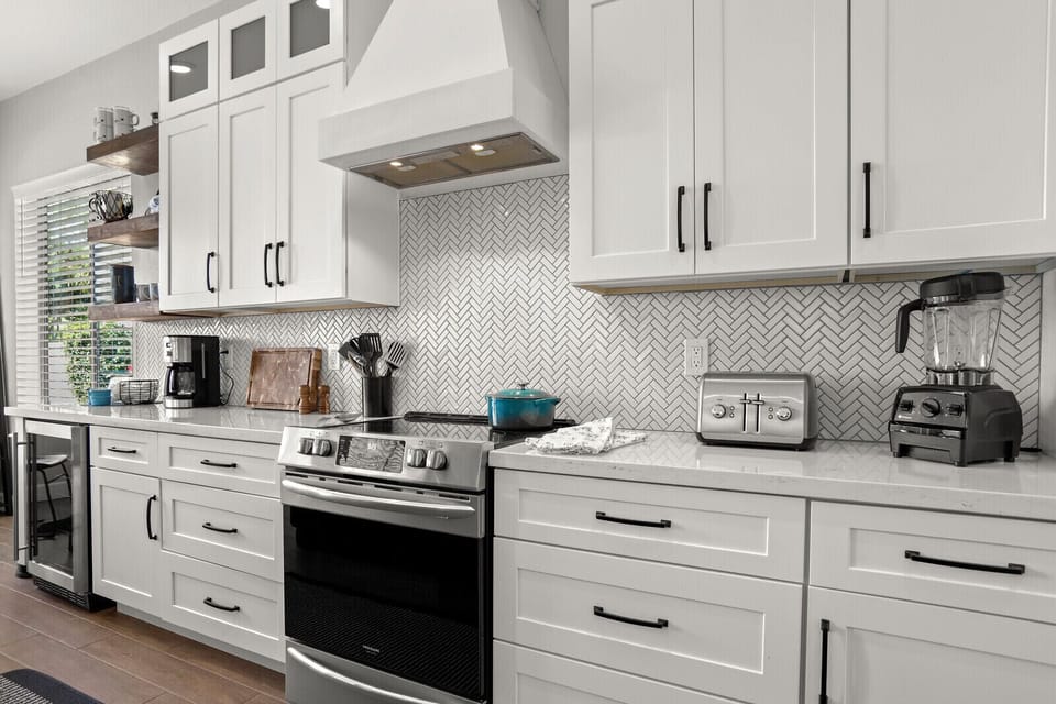 Kitchen -- fully stocked for cooking and entertaining