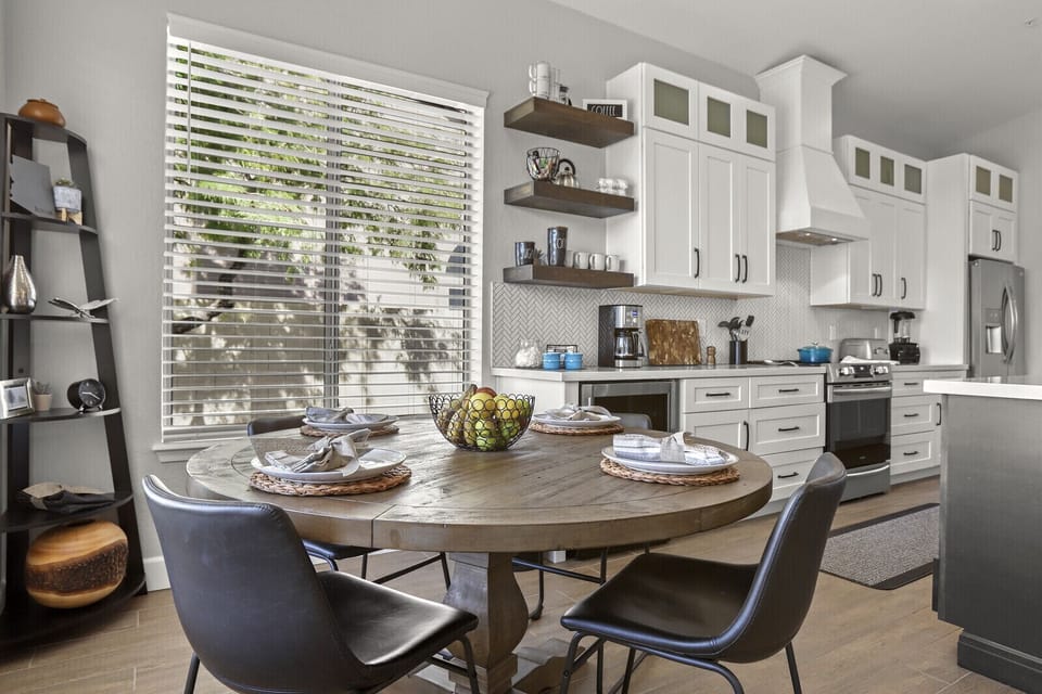 Breakfast nook -- off kitchen