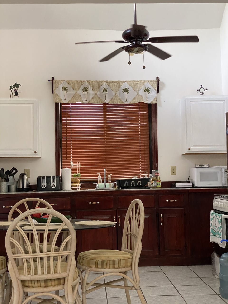 Kitchen & dining area