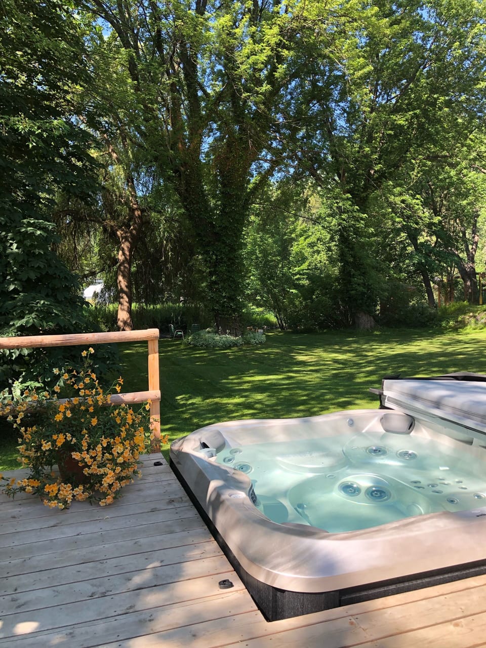 Outdoor spa tub