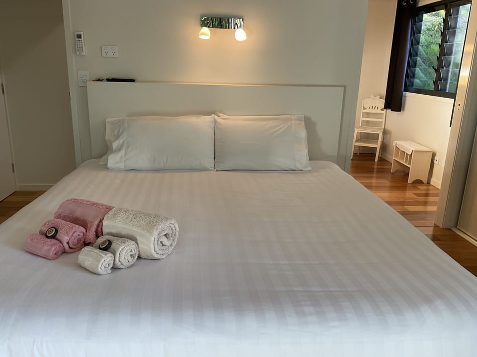 Main Bed (King-sized)