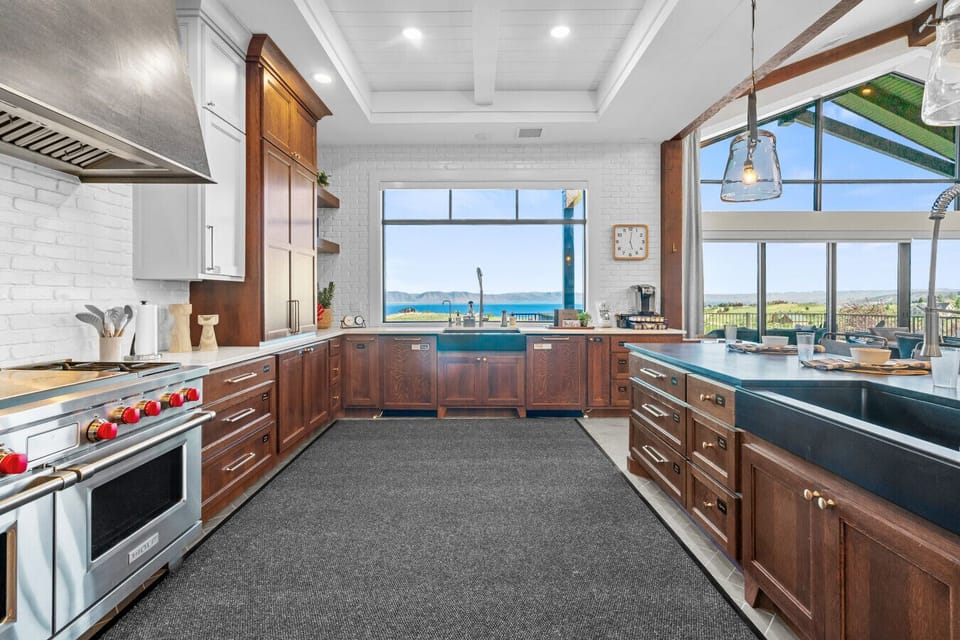Designer, Fully Stocked Kitchen