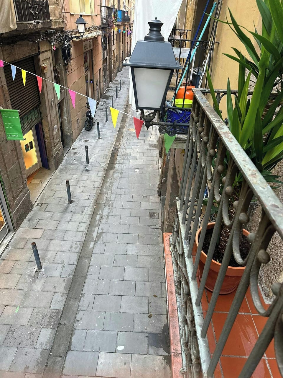 Apartment view over Carrer dels Salvador, just a 1-minute walk from Metro L2 and the Sant Antoni Market.