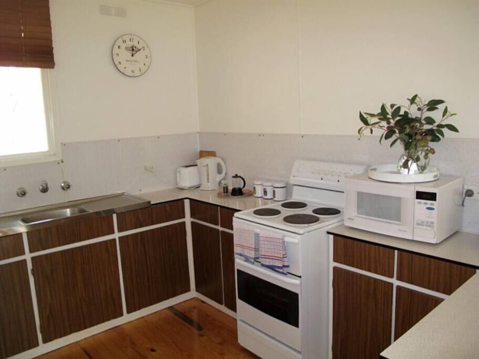 Spacious kitchen with full stovetop / oven and microwave 