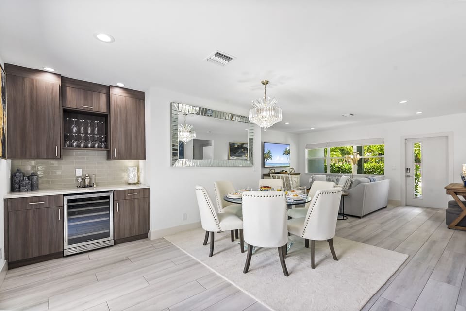 Indulge in the dining area that comfortably seats 6 people! Enjoy your meal while soaking in the tropical and summer ambiance this area provides!
