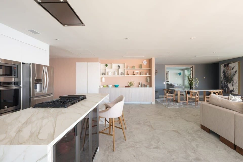 Fully equipped Kitchen.
Dinning table.