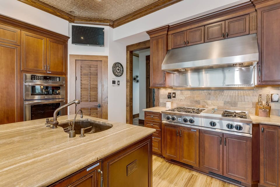 Walk in pantry and ice maker