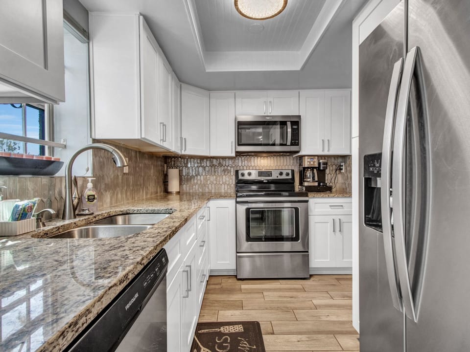 Beautiful, remodeled, full-size kitchen