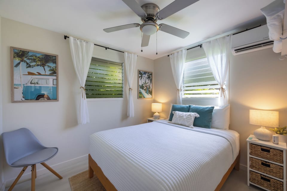 Queen bed in back cottage