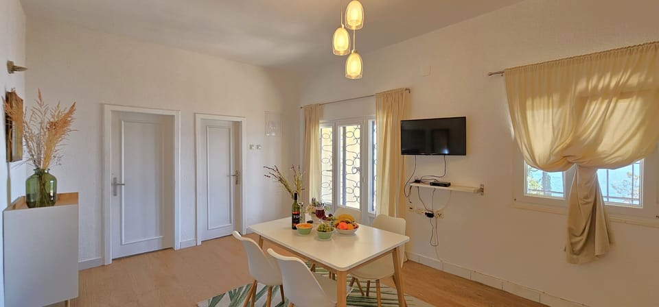 Apt Main living/dining area