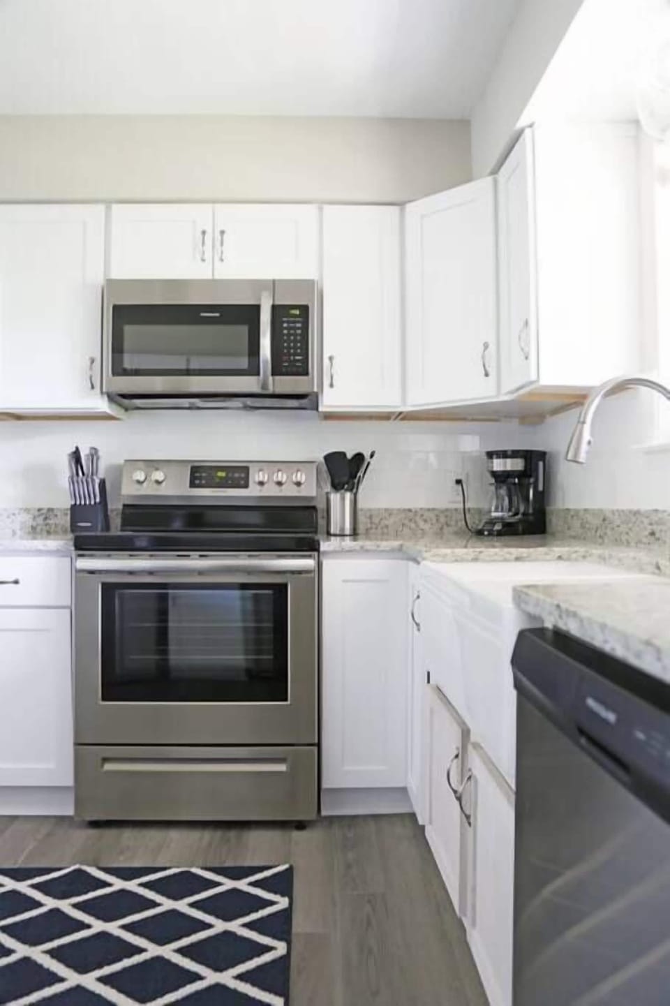 Fully equipped kitchen with stainless steel appliances and all the essentials for cooking!