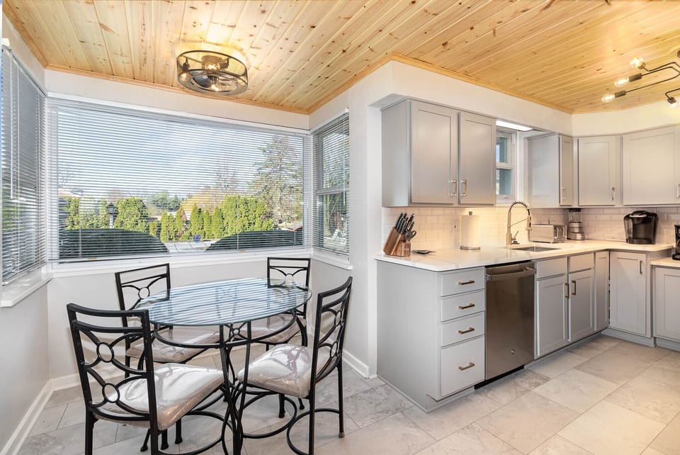Eat-In-Kitchen