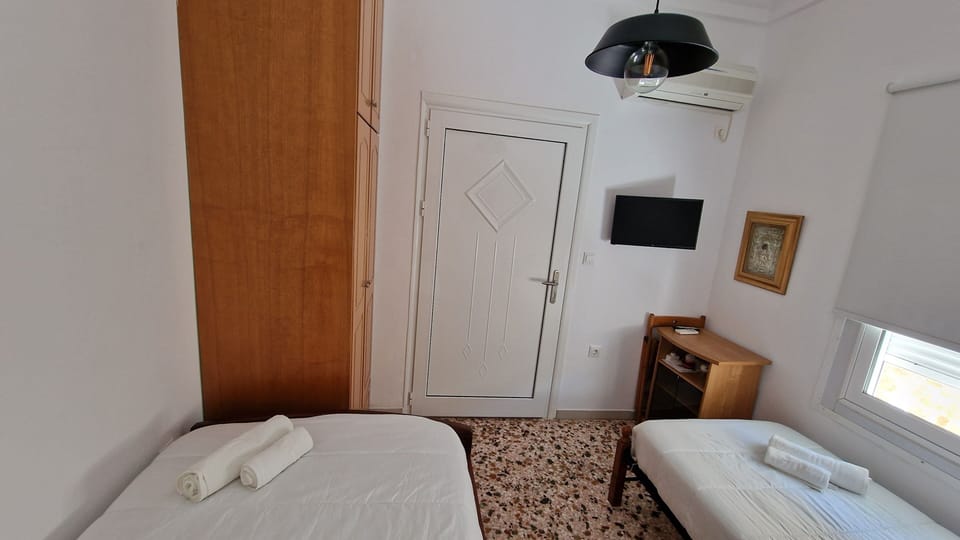 Αυτόνομο δωμάτιο με τηλεόραση air condition και ντουλάπα ρούχων
