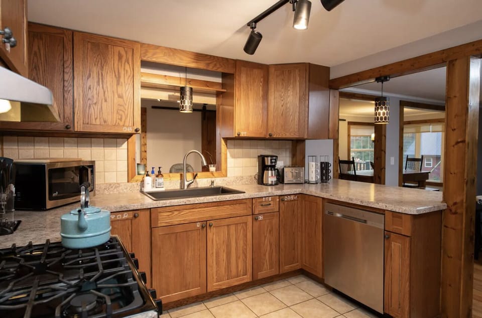Full kitchen with coffee machine