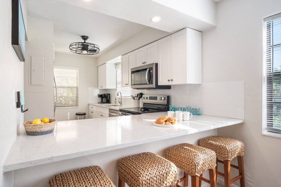 The breakfast bar is a great place for overflow dining. Or simply enjoy your morning coffee, an evening cocktail and everything in between.