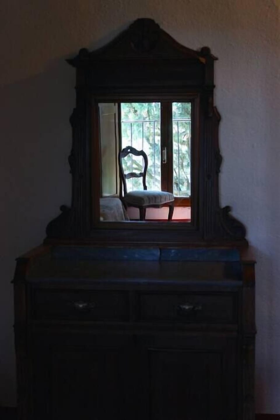 Dettaglio di uno specchio in camera da letto