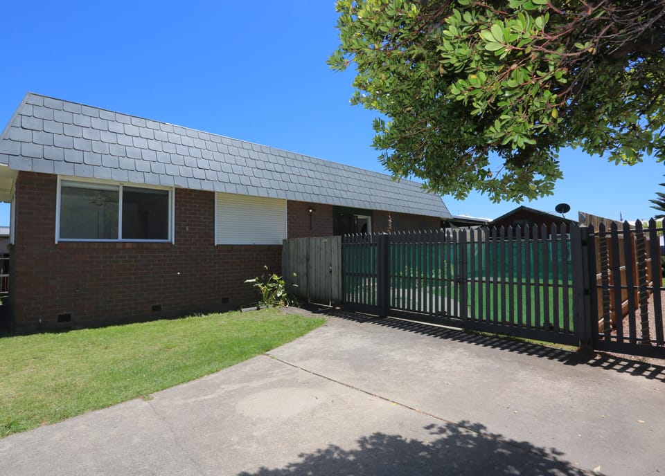 Lonnie Waves has its own parking and entrance  and is a separate property 