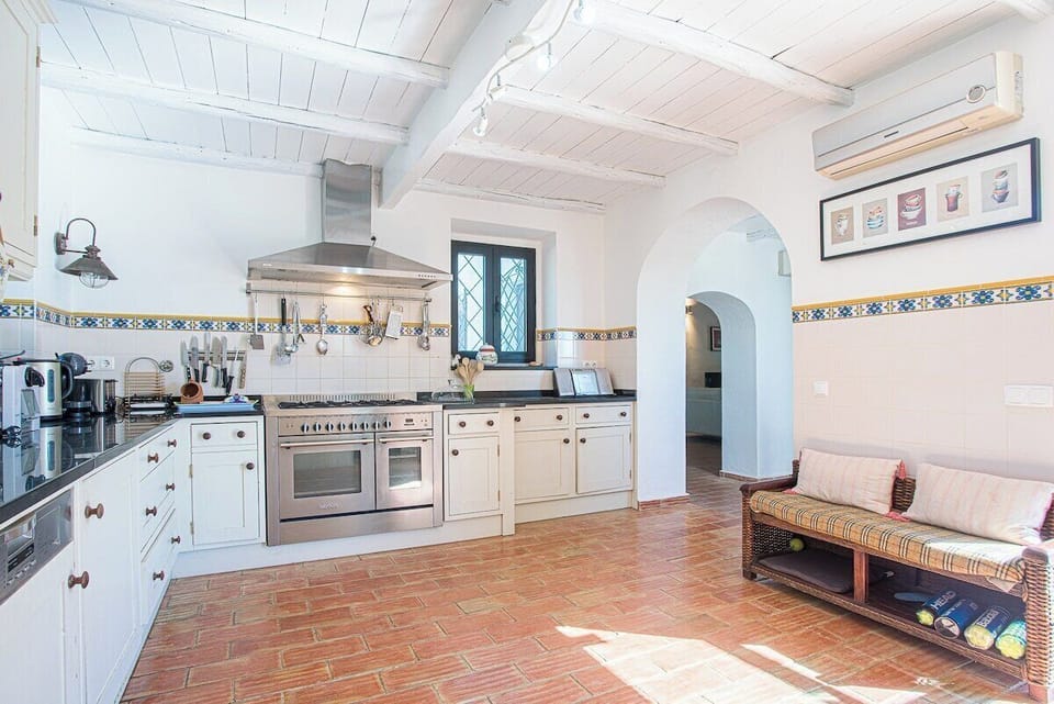 Be captivated by the beauty and authenticity of this cozy rustic kitchen. Wooden details, vintage furniture, and a welcoming atmosphere invite you to savor special moments.