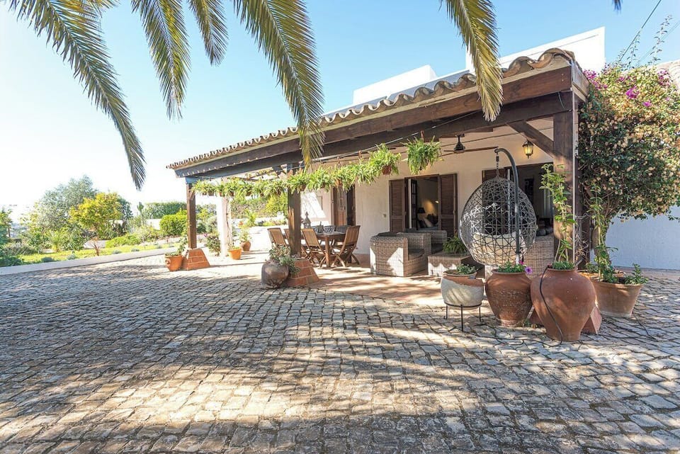 Spacious patio with pergola and hanging chair — Quinta da Alfazema, holiday villa in Olhão