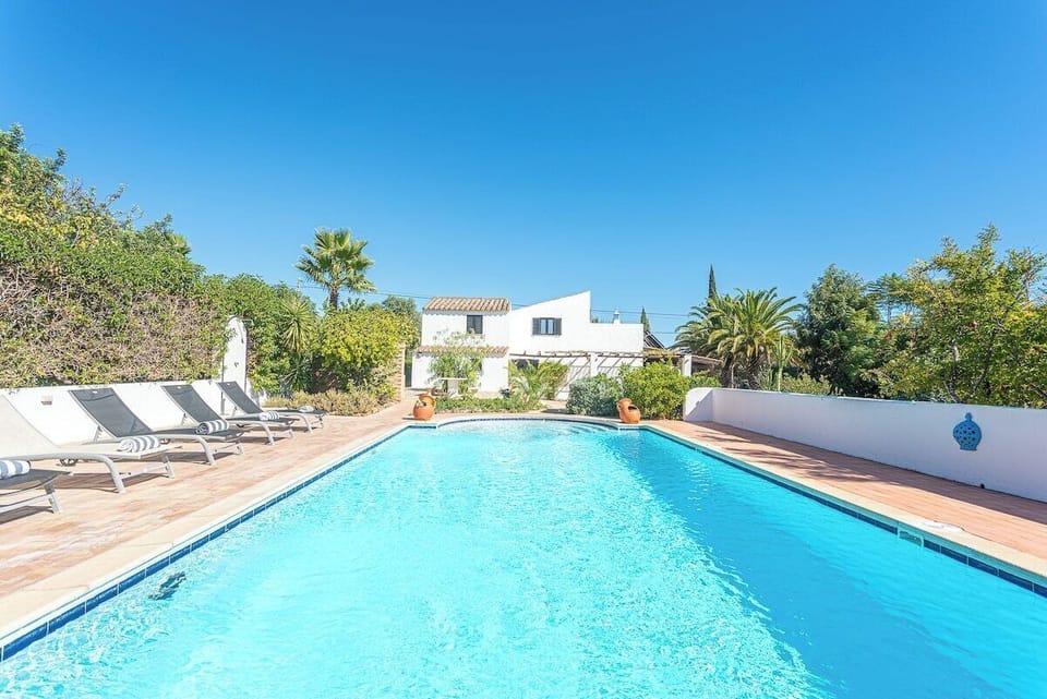 Private pool and sun terrace with loungers — Quinta da Alfazema, holiday villa in Olhão