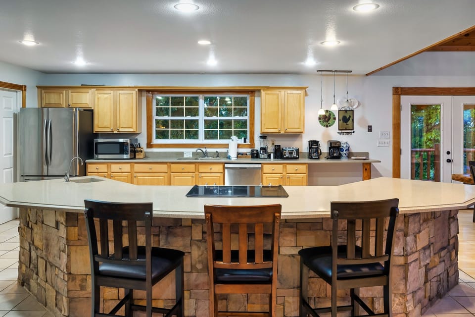 Open kitchen that can fit the whole family comfortably