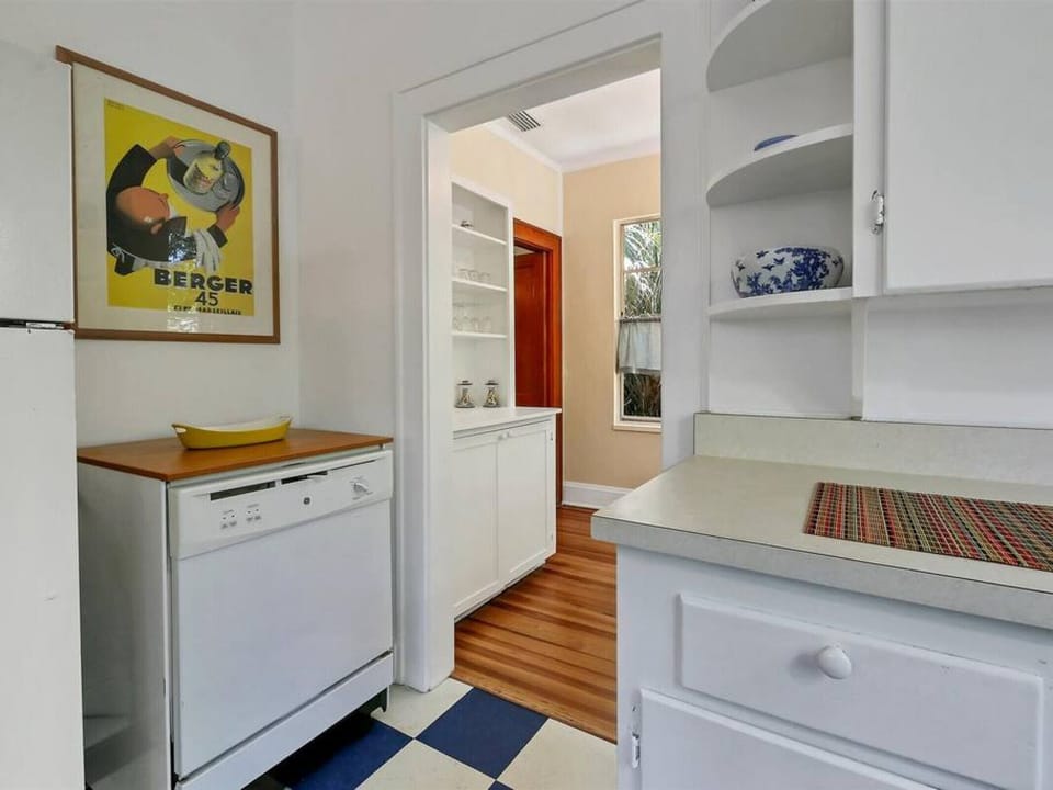 Kitchen- Dishwasher is manual so not advertised in listing.