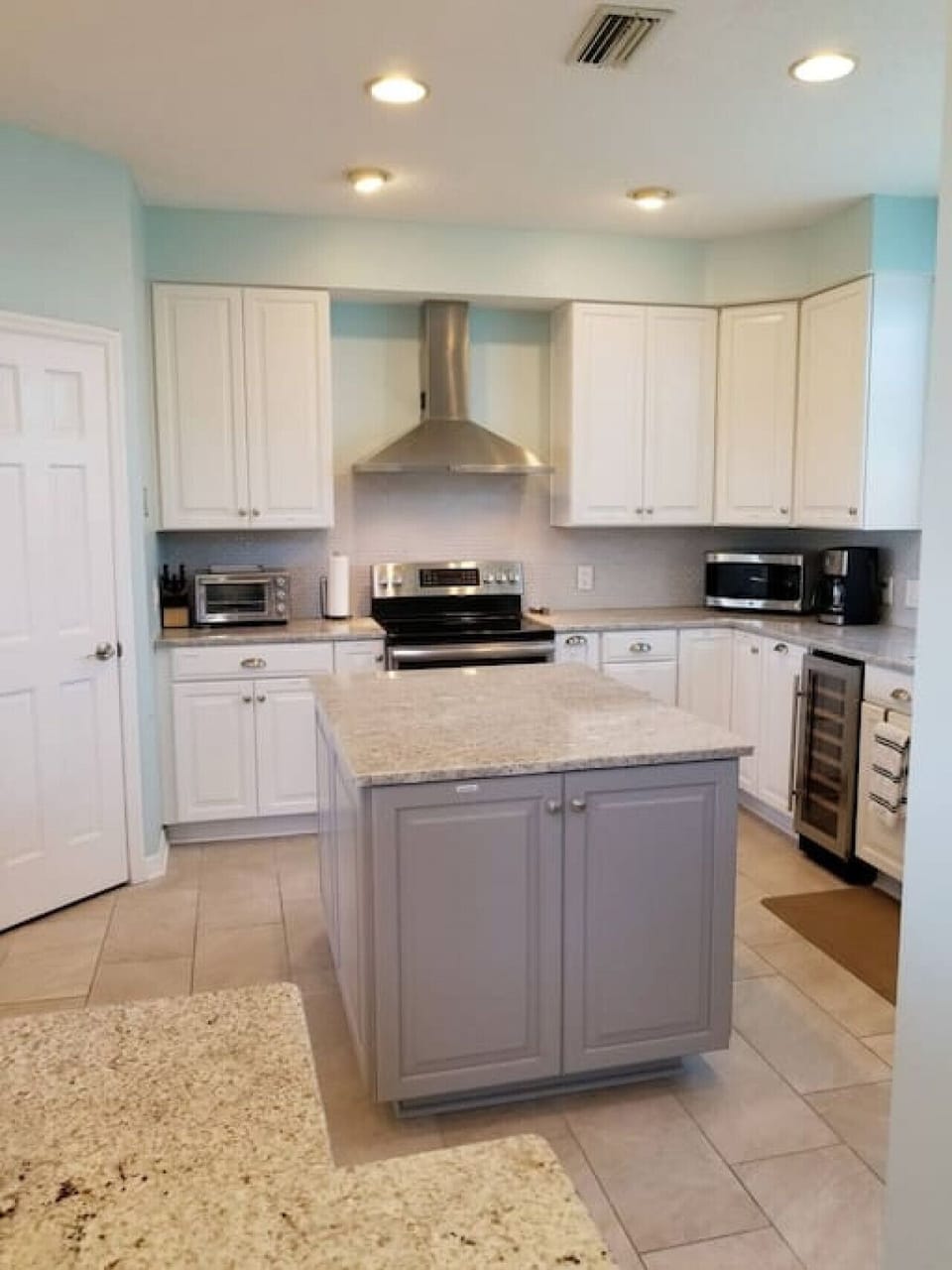 You name it and it`s in this fully stocked kitchen!