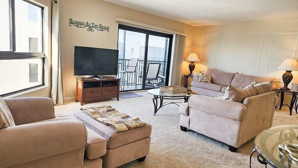 This penthouse vacation rental condo boasts 1400 sq. feet of living area and has three private screened lanais with spectacular panoramic views of the Estero Bay and the Gulf of Mexico. Apartment in Estero Island