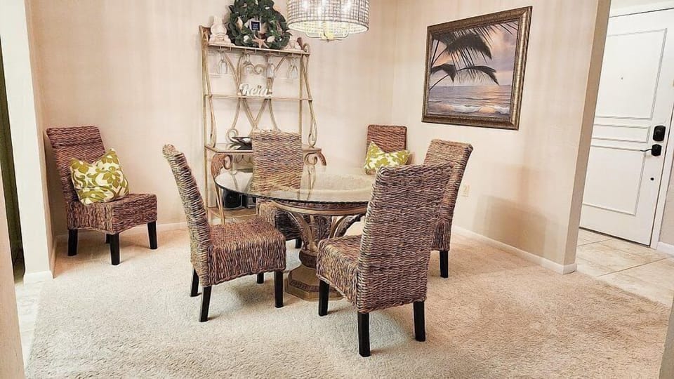 This penthouse vacation rental condo boasts 1400 sq. feet of living area and has three private screened lanais with spectacular panoramic views of the Estero Bay and the Gulf of Mexico. Apartment in Estero Island
