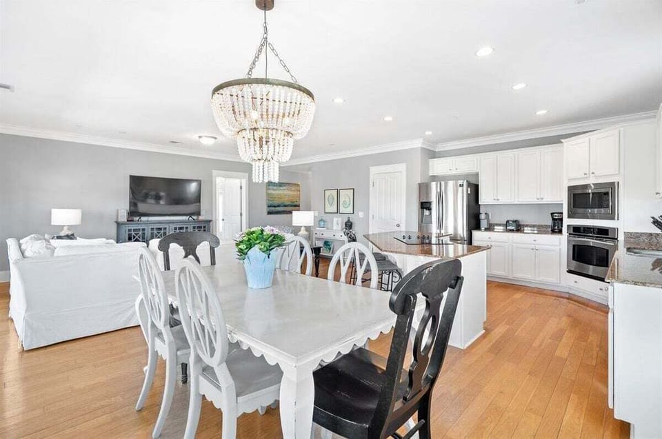 Gather for meals and memories
A welcoming dining space perfect for group dinners and morning coffee.