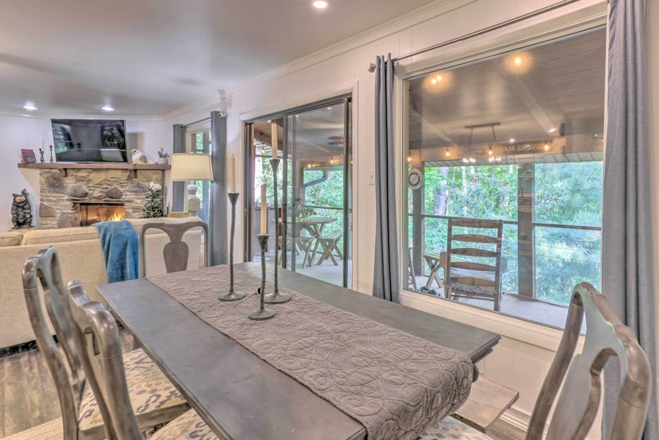 Dining Area | Dishware/Flatware