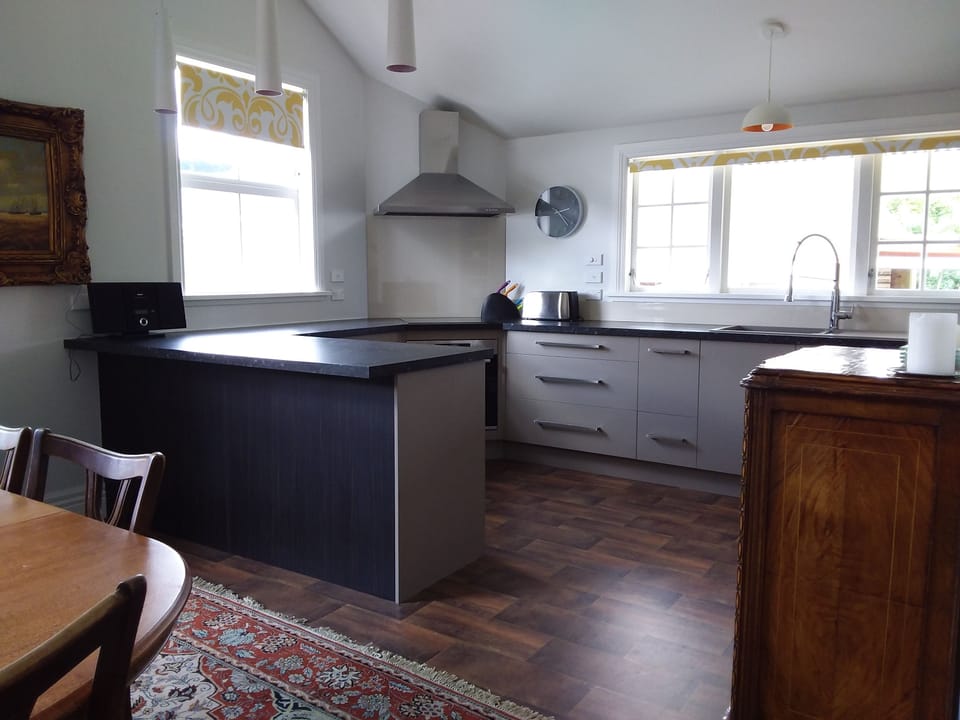 Dining to Kitchen