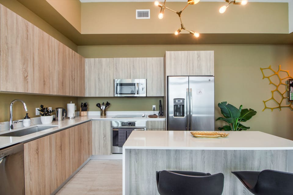 Kitchen Island w. barstools