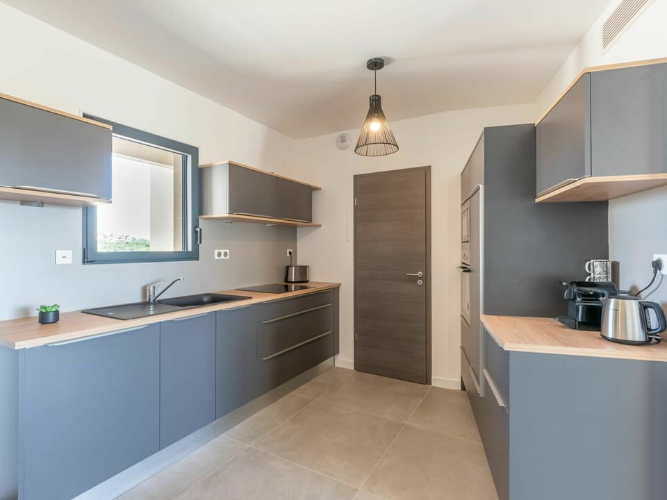 Countertop, Cabinetry, Tap, Sink, Property, Building, Plumbing Fixture, Kitchen Sink, Kitchen, Wood