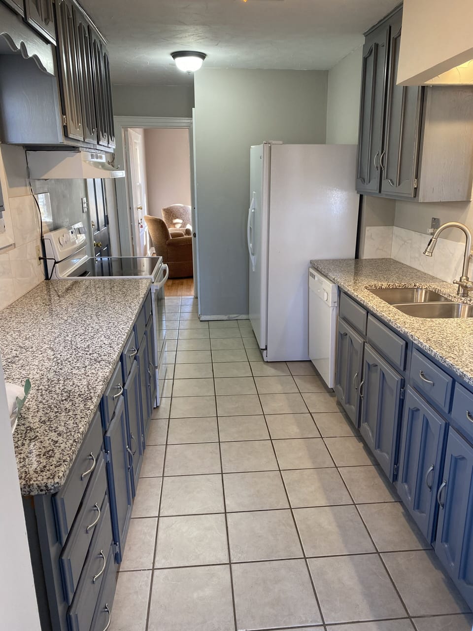 Features coffee maker, refrigerator, dishwasher, range and cooking essentials