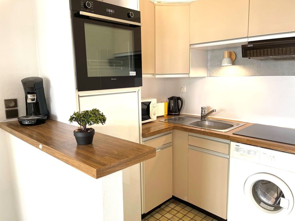 Property, Cabinetry, Countertop, Home Appliance, Kitchen Appliance, Wood, Kitchen Stove, Interior Design, Kitchen, Houseplant