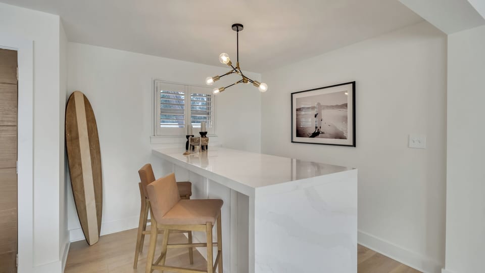 Living Room Bar, great spot to hang out or eat, 8 ft x 4 ft, sits 6 comfortably