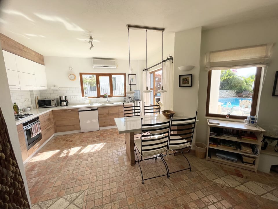 Well equipped modern kitchen 