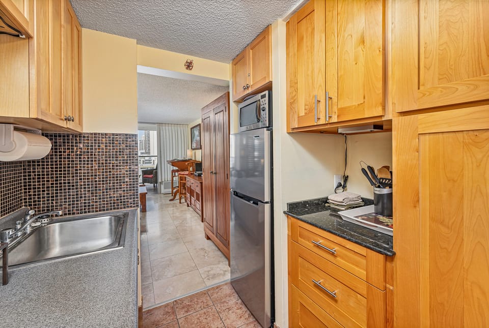 Kitchenette with full size refrigerator - Kitchenette with full size refrigerator