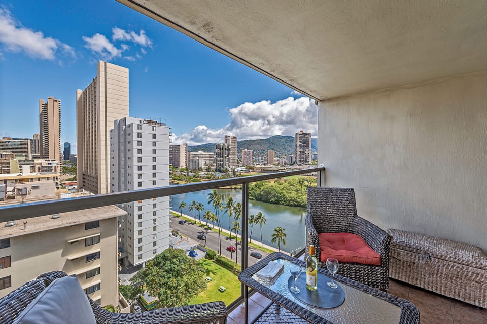 Wine and Dine on the Spacious Lanai - Wine and Dine on the Spacious Lanai