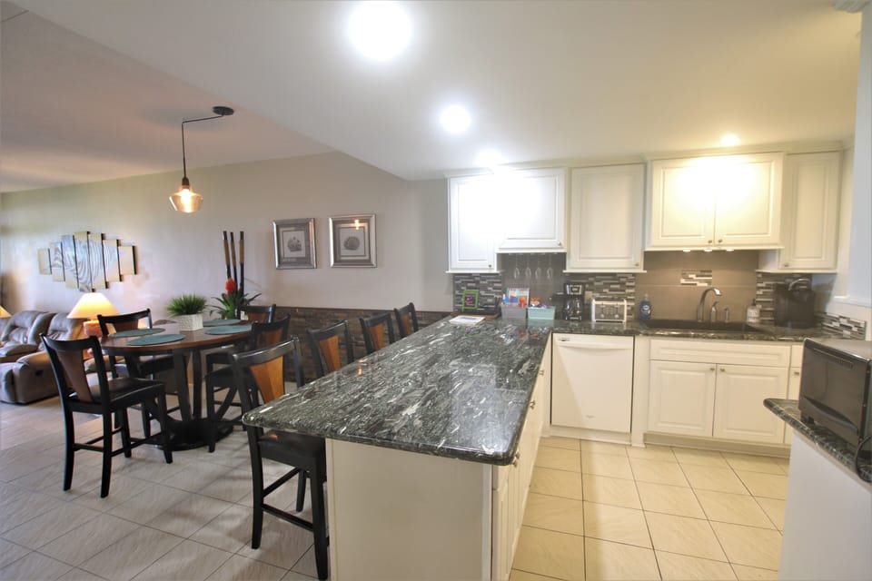 Kitchen and bar. Lovely updates