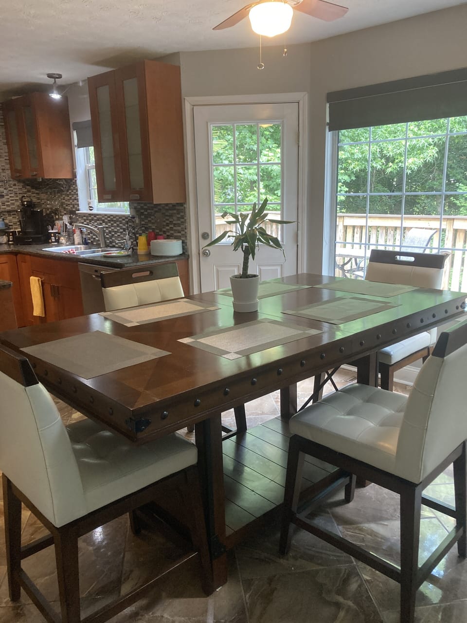 Kitchen able w/swivel chairst