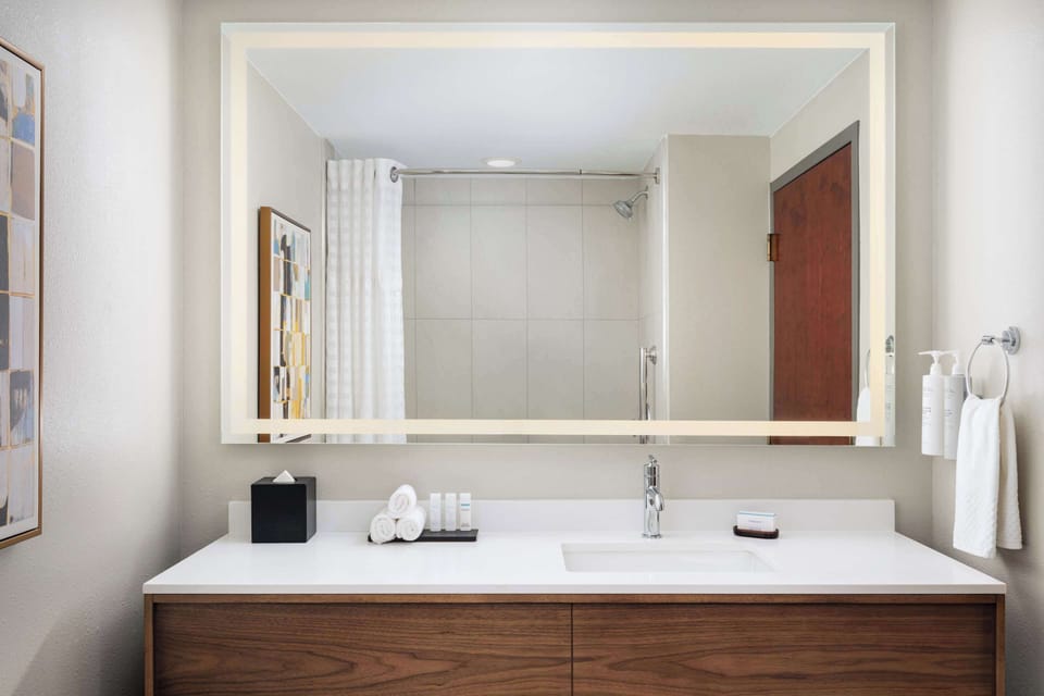 Guest room bath