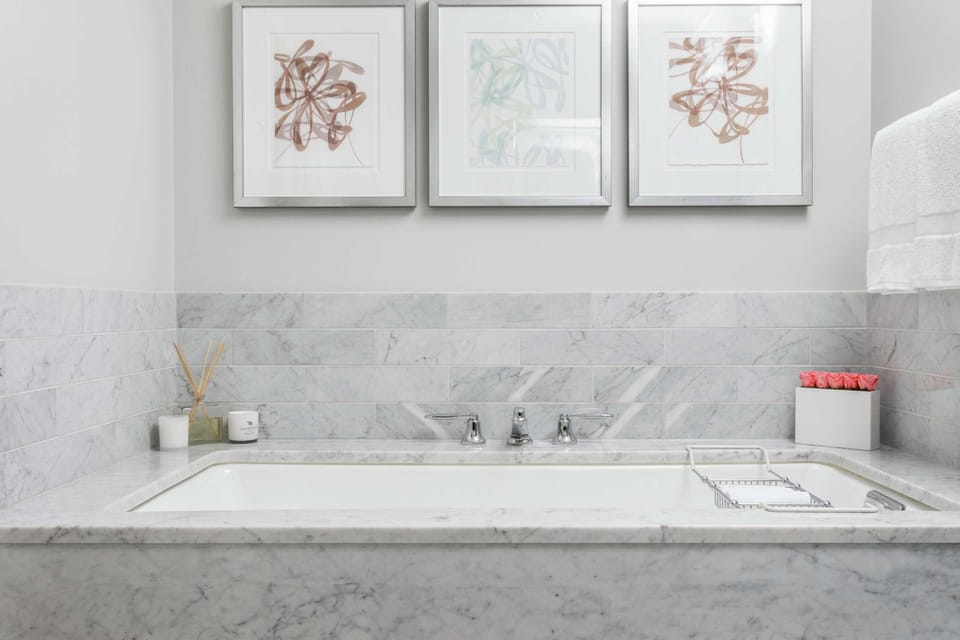 Guest room bath