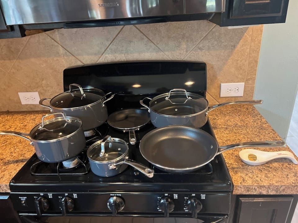 10 piece pot set for entertaining your guests