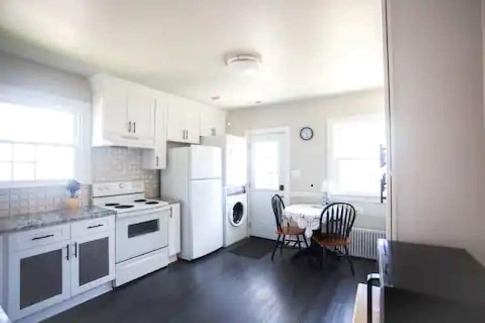 Left side of kitchen